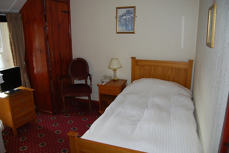 Single hotel room 